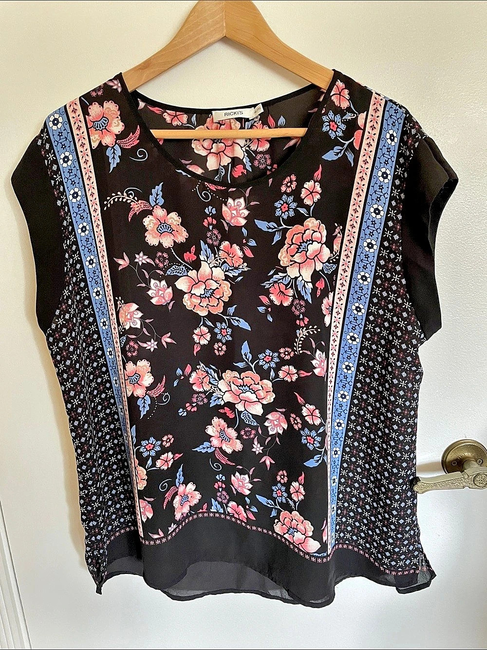 Ricki's Floral Blouse in Black & Pink Size XL Like New